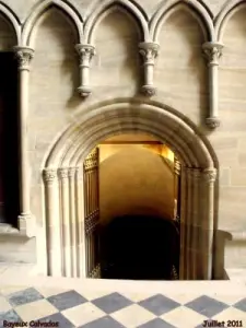 Cathedral, entrance to the crypt of the eleventh century