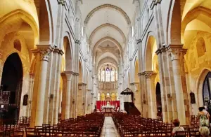 El interior de la colegiata