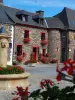 Beignon - Blumenbrunnen, Haus und Turm