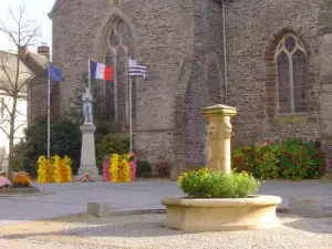 Kriegsdenkmal und Brunnen