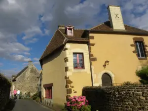 Haus und typische Gasse von La Perrière