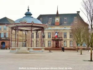 Le kiosque à musique devant l'hôtel de ville (© J.E)