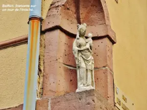 Statuette sur un mur de l'évêché (© Jean Espirat)