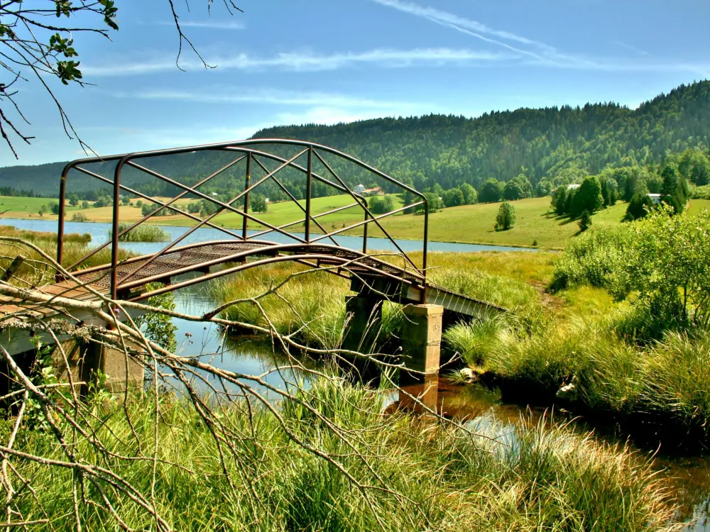 Bellefontaine - Footbridge on the creek between the lakes (© J.E)