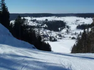 Les pistes de ski et le village