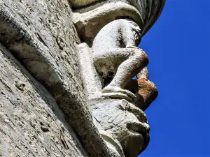 Statue of Madge-Fâ, under the eponymous tower of the castle (© JE)