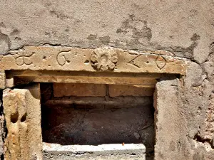 Old lintel, dated (© J.E)
