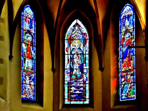 Stained glass windows of the choir of the church (© J.E)