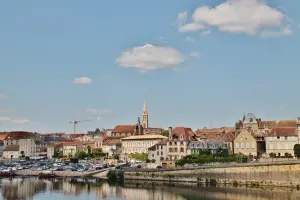 La ville et la Dordogne