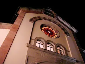 la hermosa ventana de la sinagoga rosa