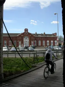 La estación está enfrente de la Puerta de Bierne