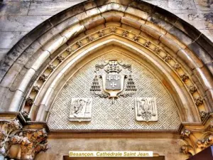 Cathedral - Tympanum of the porch of the former cloister (© J.E)