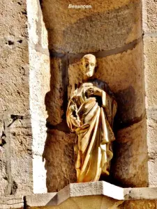 Another statue against a wall (© Jean Espirat)