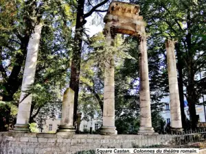 Columns of the Roman theater, in the square Castan (© J.E)