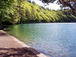 Lago Pavin visto desde el dique (© Jean Espirat)