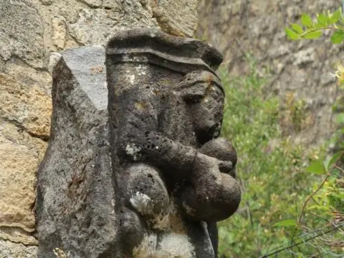 Beynac-et-Cazenac - Petite sculpture dans le village