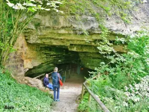 Entrance to the caves of Bèze (© J.E)