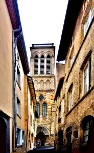 Church St. Cerneuf, to the door of the Bishop (© J.E)