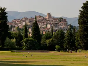 Biot y vistas a los campos de golf