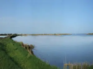 De getijden komen de weg Blainville-sur-Mer