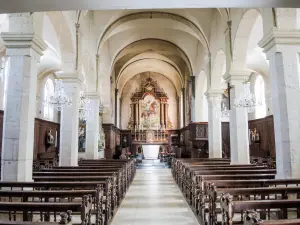 Nave of St. George's Church (© J.E)