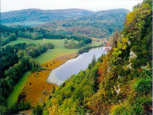 Bonlieu - Lake Bonlieu uitzicht op Eagle peak