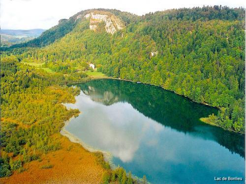 Bonlieu - Lake Bonlieu uitzicht op Eagle peak
