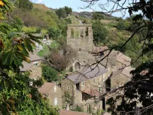 Vue du village de Bonnevaux et de son église du XIe