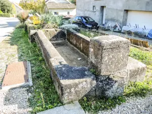 Ancienne fontaine-lavoir (© J.E)