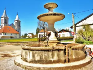 Grande fontaine sur la place du village (© J.E)