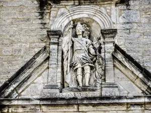 Pediment of the door of the church (© J.E)
