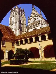 Premier cloître (© Jean Espirat)