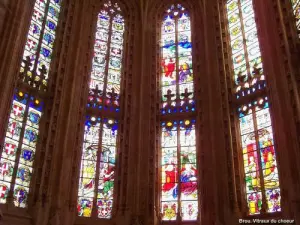 stained glass windows of the choir (© Jean Espirat)