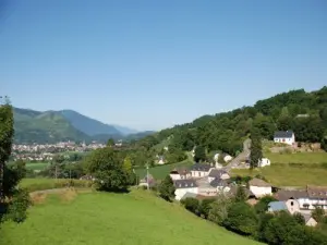 Vista del pueblo de Lourdes, en Bourréac con la parte inferior