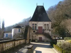 Haus am Eingang zu einer der vielen Brücken