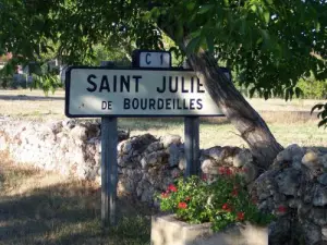 Eingang zu Saint-Julien-de-Bourdeilles