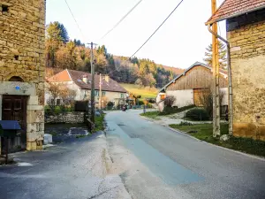 Main street of the village - Looking towards the north (© J.E)