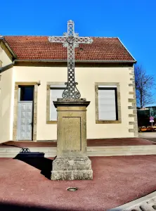 Cross 1865 outside the town hall (© Jean Espirat)