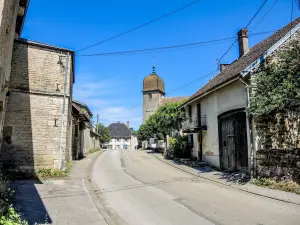 Main Street of Byans-sur-Doubs (© J.E)