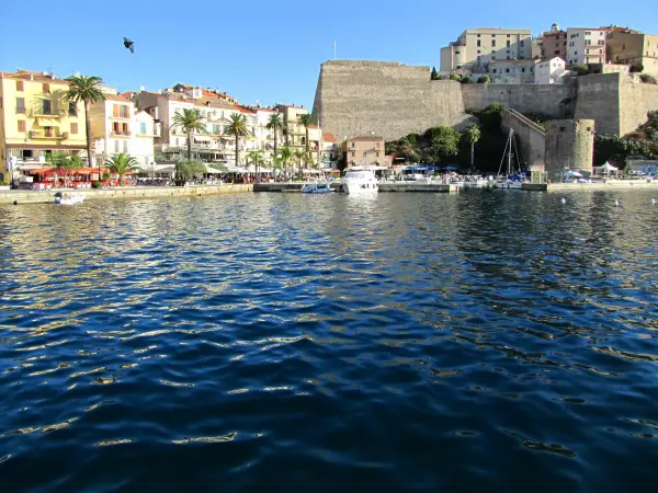 De haven en de citadel van Calvi