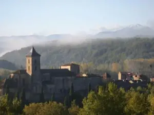 Camon in de mist met de achtergrond van de Pyreneeën