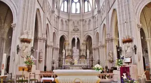 L'intérieur de l'église Saint-Méen