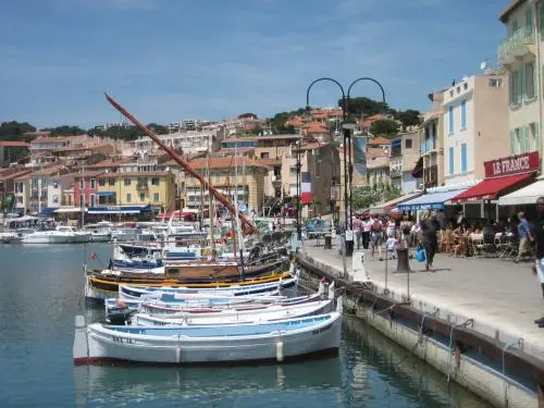 Un muelle portuario en la ciudad