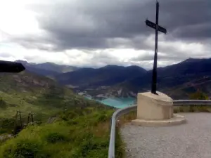 El lago y la presa de Chaudanne