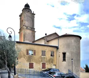 Eglise Saint-Pierre, vue de l'entrée du village (© J.E)