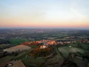 Vue aérienne de Castelnau-de-Montmiral (© Médina)