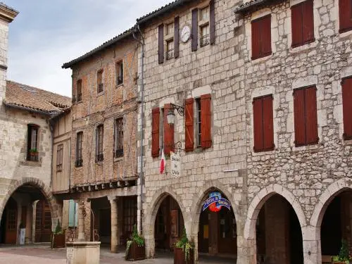 Place des Arcades - Hôtel de Ville