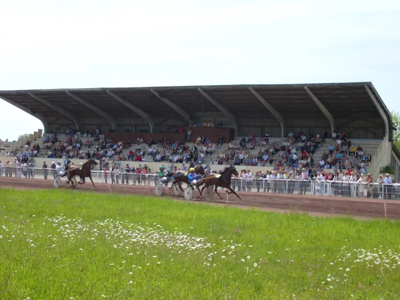 Paardenrenbaan van Sarlande - Recreatiegebied in Castillonnès