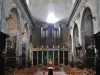 En el interior de la iglesia de Saint-Benoît