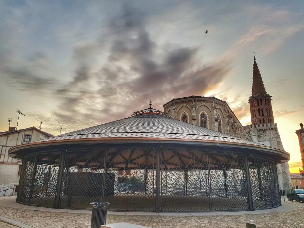 Caussade - Halle et église de Caussade